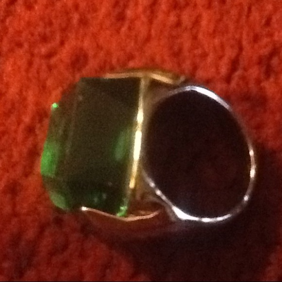 Size 8 silver tone with green stone - Picture 5 of 5